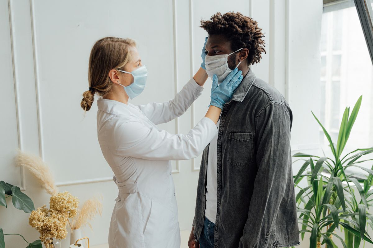 Examen médical à la clinique