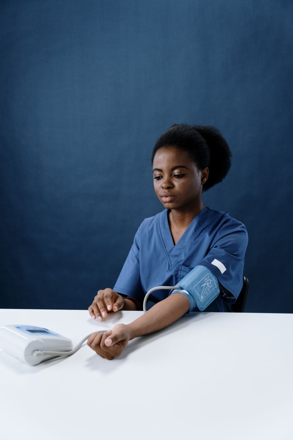 Infirmière mesurant la tension d’un patient