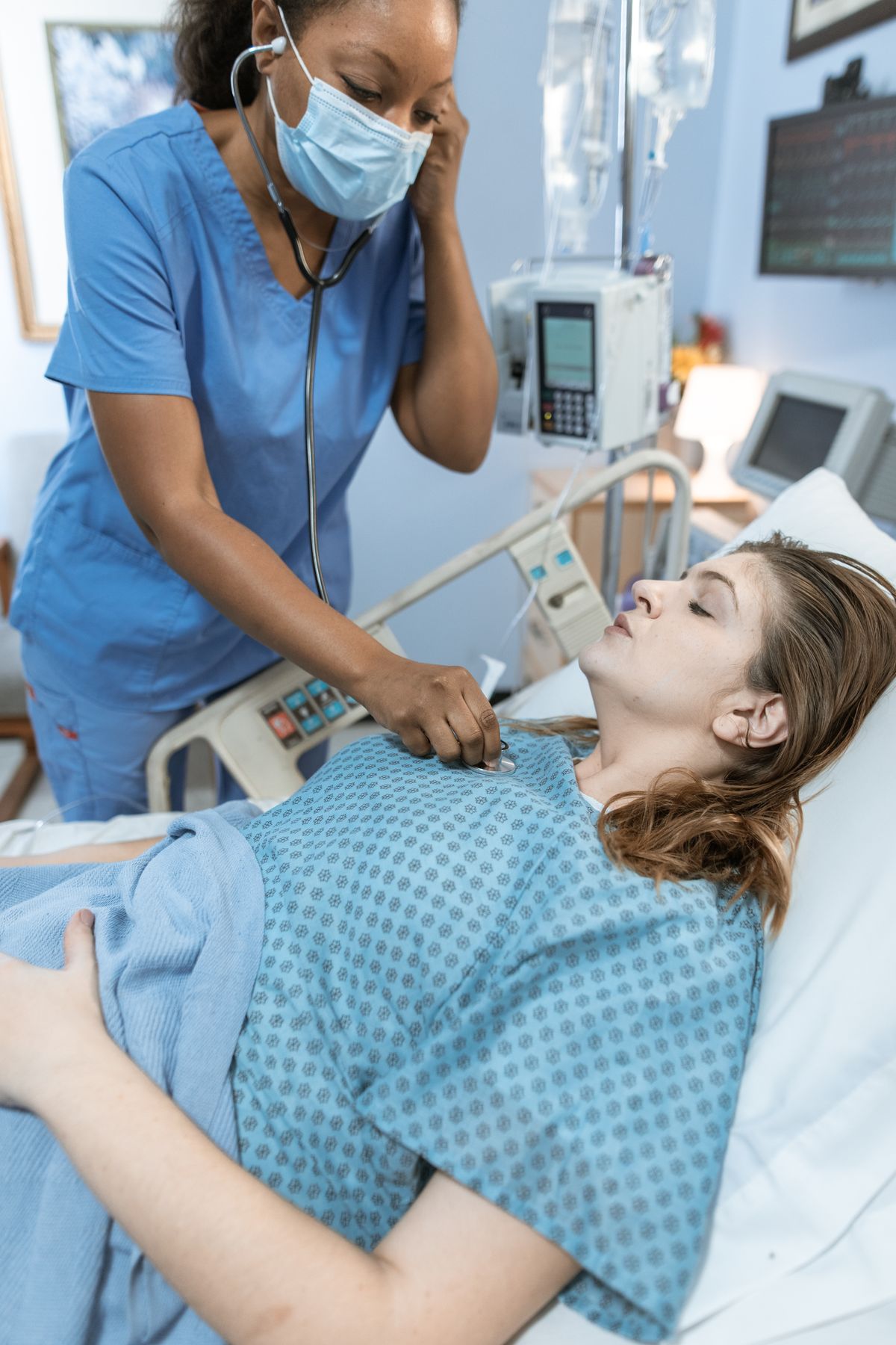 Soignante assurant le suivi d’un patient en hémodialyse